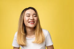 Stäng sig upp av ung asiatisk härlig kvinna med den smiley framsidan royaltyfri bild Stäng sig upp av ung asiatisk härlig kvinna med den smiley framsidan royaltyfri bild