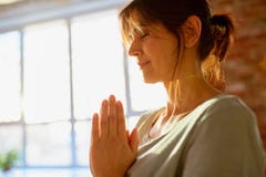 Stäng sig upp av yogikvinnan som mediterar på yogastudion royaltyfri bild Stäng sig upp av yogikvinnan som mediterar på yogastudion royaltyfri bild