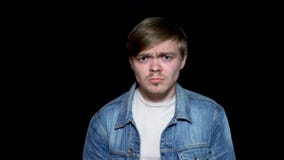 Stäng sig upp för ilsket, tokigt, av, den stiliga mannen Hipstermannen med skägget i blått jeanomslag gör den ilskna tokiga frams royaltyfri fotografi Stäng sig upp för ilsket, tokigt, av, den stiliga mannen Hipstermannen med skägget i blått jeanomslag gör den ilskna tokiga frams royaltyfri fotografi