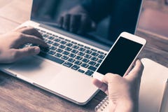 Stäng sig upp mobiltelefonen i handaffärsman på begrepp & idéer för bakgrundsdator suddiga arkivfoton Stäng sig upp mobiltelefonen i handaffärsman på begrepp & idéer för bakgrundsdator suddiga arkivfoton