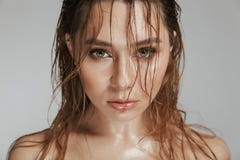 Stäng sig upp modeståenden av en topless sinnlig kvinna arkivbilder Stäng sig upp modeståenden av en topless sinnlig kvinna arkivbilder