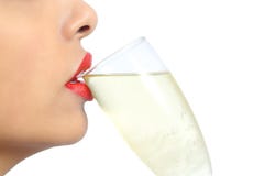 Stäng sig upp profil av kanter för en kvinna med röd läppstift som dricker champagne royaltyfri fotografi Stäng sig upp profil av kanter för en kvinna med röd läppstift som dricker champagne royaltyfri fotografi