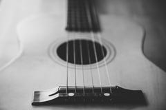Stäng sig upp sikt av en gitarr som lägger ner på en tabell arkivfoton Stäng sig upp sikt av en gitarr som lägger ner på en tabell arkivfoton