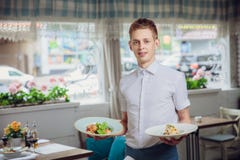 Stäng sig upp sikt av uppassareportiondisk på restaurangen royaltyfria bilder Stäng sig upp sikt av uppassareportiondisk på restaurangen royaltyfria bilder