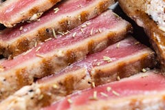 Stäng sig upp stilleben av grillade Tuna Steaks Crusted med örter och sesamfrö på mörka Gray Surface royaltyfria bilder Stäng sig upp stilleben av grillade Tuna Steaks Crusted med örter och sesamfrö på mörka Gray Surface royaltyfria bilder