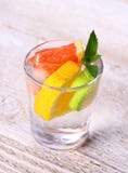 Stärkande lemonad med grapefrukten, limefrukt, citronen och is royaltyfri foto Stärkande lemonad med grapefrukten, limefrukt, citronen och is royaltyfri foto