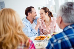 Stående av attraktivt, gulligt, sött, älskvärt, festligt gladlynt c royaltyfria foton Stående av attraktivt, gulligt, sött, älskvärt, festligt gladlynt c royaltyfria foton