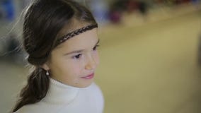 Stående av barn på shoppar, det kvinnliga barnet som gör ansiktsuttryck och att le stock video Stående av barn på shoppar, det kvinnliga barnet som gör ansiktsuttryck och att le stock video