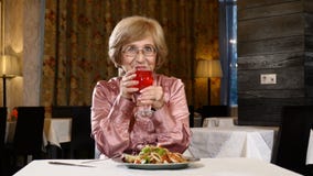 Stående av den attraktiva höga kvinnan i drink för ny frukt för restaurangavsmakning Lyckligt senilitetbegrepp Le och lughing arkivfilmer Stående av den attraktiva höga kvinnan i drink för ny frukt för restaurangavsmakning Lyckligt senilitetbegrepp Le och lughing arkivfilmer
