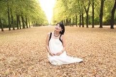 Stående av den härliga asiatiska kvinnan som ljust ler utomhus- fotografering för bildbyråer Stående av den härliga asiatiska kvinnan som ljust ler utomhus- fotografering för bildbyråer