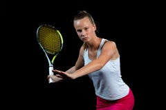 Stående av den härliga kvinnan som spelar tennis inomhus Isolerat på svart fotografering för bildbyråer Stående av den härliga kvinnan som spelar tennis inomhus Isolerat på svart fotografering för bildbyråer