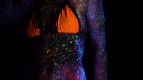 Stående av den härliga modekvinnan i UV ljus för neon Modell Girl med fluorescerande idérik psykedelisk makeup, konst lager videofilmer Stående av den härliga modekvinnan i UV ljus för neon Modell Girl med fluorescerande idérik psykedelisk makeup, konst lager videofilmer