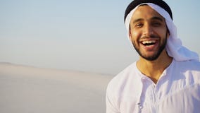Stående av den härliga skratta emiratmannen i sandig ökenagai royaltyfri bild Stående av den härliga skratta emiratmannen i sandig ökenagai royaltyfri bild
