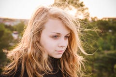 Stående av den härliga tonårs- Caucasian blonda flickan royaltyfri bild Stående av den härliga tonårs- Caucasian blonda flickan royaltyfri bild