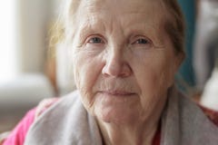 Stående av den höga kvinnan som placerar nära fönstret royaltyfri foto Stående av den höga kvinnan som placerar nära fönstret royaltyfri foto