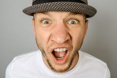 Stående av den ilskna skrikiga unga mannen arkivbilder Stående av den ilskna skrikiga unga mannen arkivbilder