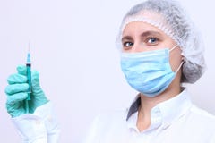Stående av den kvinnliga medicinska professionelln i maskering med injektionssprutan royaltyfri fotografi Stående av den kvinnliga medicinska professionelln i maskering med injektionssprutan royaltyfri fotografi