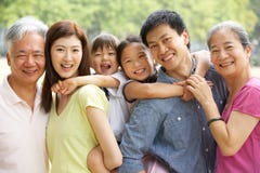 Stående av den Multi-Generation kinesiska familjen royaltyfri foto Stående av den Multi-Generation kinesiska familjen royaltyfri foto