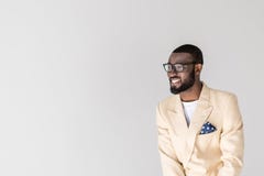 stående av den stiliga unga afrikansk amerikanmannen i glasögon som bort ler och ser arkivfoton stående av den stiliga unga afrikansk amerikanmannen i glasögon som bort ler och ser arkivfoton
