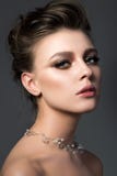 Stående av den unga härliga kvinnan med brud- makeup och coiffur royaltyfri fotografi Stående av den unga härliga kvinnan med brud- makeup och coiffur royaltyfri fotografi