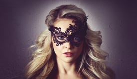 Stående av den unga kvinnan i tappningmaskering Attraktiv blond flicka med den härliga frisyren royaltyfri foto Stående av den unga kvinnan i tappningmaskering Attraktiv blond flicka med den härliga frisyren royaltyfri foto
