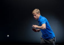 Stående av den unga mannen som spelar tennis arkivfoto Stående av den unga mannen som spelar tennis arkivfoto