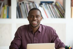 Stående av den unga stiliga le afrikansk amerikanaffärsmannen royaltyfri foto Stående av den unga stiliga le afrikansk amerikanaffärsmannen royaltyfri foto