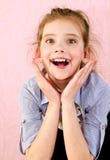 Stående av det förtjusande le liten flickaskolflickabarnet arkivfoton Stående av det förtjusande le liten flickaskolflickabarnet arkivfoton