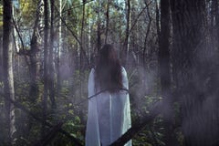 Stående av en död flicka på allhelgonaafton i en dyster skog arkivfoto Stående av en död flicka på allhelgonaafton i en dyster skog arkivfoto