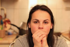 stående av en härlig eftertänksam kvinna med bruna ögon och hår fotografering för bildbyråer stående av en härlig eftertänksam kvinna med bruna ögon och hår fotografering för bildbyråer