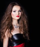 Stående av en härlig sexig elegant flicka i aftonklänning med en stor halsband med en ljus festlig makeupstudio royaltyfri foto Stående av en härlig sexig elegant flicka i aftonklänning med en stor halsband med en ljus festlig makeupstudio royaltyfri foto