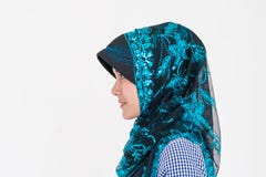 Stående av en muslimsk islamkvinna på vit bakgrund royaltyfria bilder Stående av en muslimsk islamkvinna på vit bakgrund royaltyfria bilder