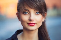 Stående av en utomhus- ung härlig flicka arkivfoto Stående av en utomhus- ung härlig flicka arkivfoto