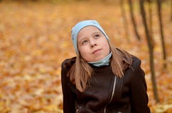 Stående av en yong flicka i höstsäsongen fotografering för bildbyråer Stående av en yong flicka i höstsäsongen fotografering för bildbyråer