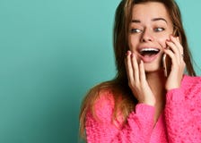 Stående av ett upphetsat ung flickaanseende som isoleras över violett bakgrund som talar på mobiltelefonen arkivbilder Stående av ett upphetsat ung flickaanseende som isoleras över violett bakgrund som talar på mobiltelefonen arkivbilder