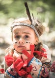 Stående av flickan i dräkt av indianen royaltyfri foto Stående av flickan i dräkt av indianen royaltyfri foto