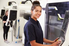 Stående av kvinnligt maskineri för teknikerOperating CNC royaltyfri foto Stående av kvinnligt maskineri för teknikerOperating CNC royaltyfri foto
