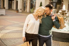 Stående av lyckliga älska par med shoppingpåsar arkivfoto Stående av lyckliga älska par med shoppingpåsar arkivfoto