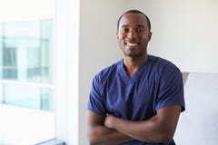 Stående av rum för sjukskötareWearing Scrubs In examen royaltyfria foton Stående av rum för sjukskötareWearing Scrubs In examen royaltyfria foton