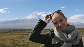 Stående av semesterloppkvinnan som ser Ararat berglandskap Natur under sommarsemestrar Kvinnligt barn arkivfilmer Stående av semesterloppkvinnan som ser Ararat berglandskap Natur under sommarsemestrar Kvinnligt barn arkivfilmer