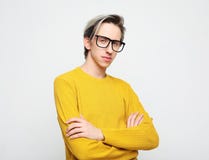 Stående av smart bärande glasögon för en ung man som står mot vit bakgrund royaltyfri foto Stående av smart bärande glasögon för en ung man som står mot vit bakgrund royaltyfri foto