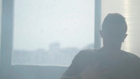 Stående av stor höft-flygtur den manliga dansaren som framme utför av kameraslut upp H?ftflygturkultur repetition samtida lager videofilmer Stående av stor höft-flygtur den manliga dansaren som framme utför av kameraslut upp H?ftflygturkultur repetition samtida lager videofilmer
