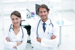 Stående av två lyckade professionelldoktorsarbetare i lag royaltyfri foto Stående av två lyckade professionelldoktorsarbetare i lag royaltyfri foto
