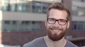 Stående av unga stiliga skäggiga män i exponeringsglas lager videofilmer Stående av unga stiliga skäggiga män i exponeringsglas lager videofilmer