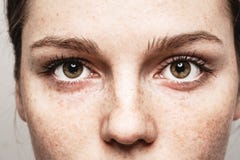 Stående för framsida för kvinna för fräknar för ögonkvinna ung härlig med sund hud royaltyfri bild Stående för framsida för kvinna för fräknar för ögonkvinna ung härlig med sund hud royaltyfri bild