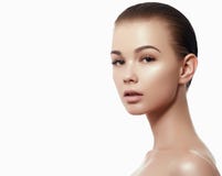 Stående för skönhetkvinnaframsida Härlig brunnsortmodellflicka med perfekt ny ren hud Le för brunettkvinnlig Royaltyfri Bild Stående för skönhetkvinnaframsida Härlig brunnsortmodellflicka med perfekt ny ren hud Le för brunettkvinnlig Royaltyfri Bild