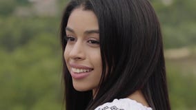 Stående som charmar den säkra bekymmerslösa afrikansk amerikanflickan Fritid och helg av nätt oberoende le som är ungt arkivfilmer Stående som charmar den säkra bekymmerslösa afrikansk amerikanflickan Fritid och helg av nätt oberoende le som är ungt arkivfilmer