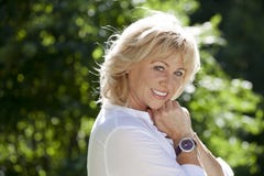Ståenden av den älskvärda mitt åldrades kvinnan i sommaren parkerar royaltyfri foto Ståenden av den älskvärda mitt åldrades kvinnan i sommaren parkerar royaltyfri foto