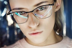 Ståenden av en kvinna i neon färgade reflexionsexponeringsglas i bakgrunden Bra vision, perfekt makeup på flickaframsida Härlig W arkivbilder Ståenden av en kvinna i neon färgade reflexionsexponeringsglas i bakgrunden Bra vision, perfekt makeup på flickaframsida Härlig W arkivbilder