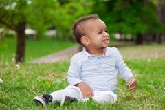 Ståenden av en svart afrikansk amerikan behandla som ett barn pojken som spelar i PA royaltyfri bild Ståenden av en svart afrikansk amerikan behandla som ett barn pojken som spelar i PA royaltyfri bild